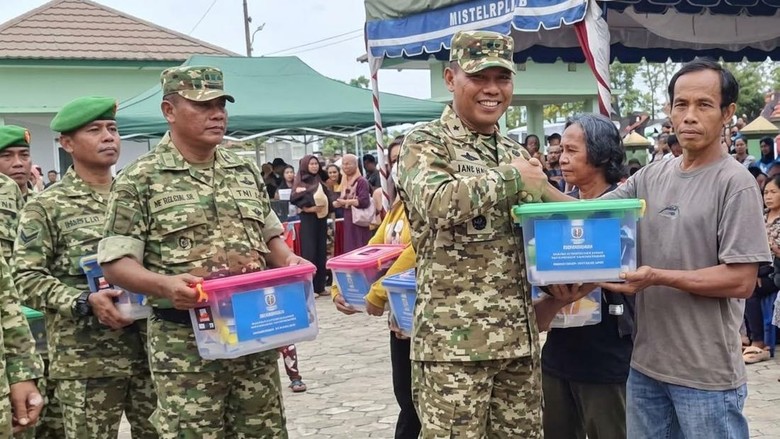 Warga Gunung Mas Terdampak Asap Terima Bantuan Sembako hingga Oksigen Portable
