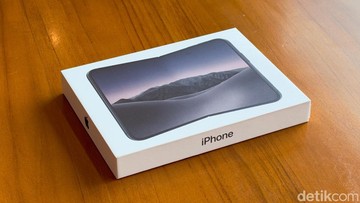 Unboxing iPhone Duo, Seperti Apa HP Lipat Pertama Apple? - Infolitik