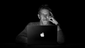 Setelah 10 Tahun, Logo Apple Menyala Lagi di MacBook Pro Layar Sentuh - Infolitik