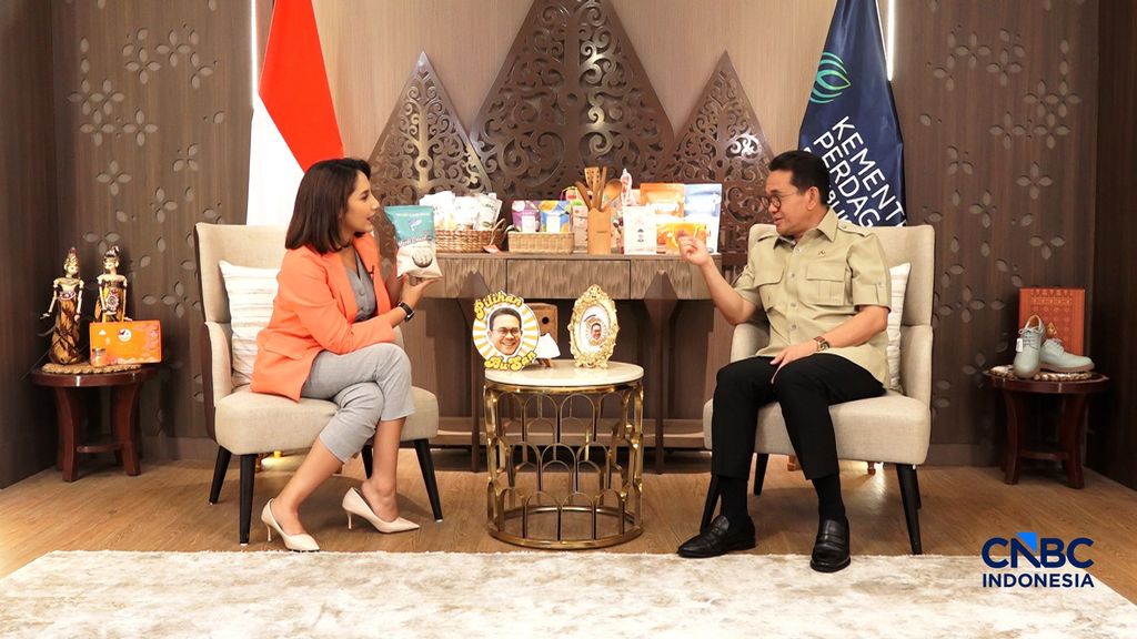 Menteri Perdagangan, Budi Santoso memperkenalkan Kerupuk Palembang Pilihan Bu San Sukses Ekspor. (CNBC Indonesia TV)