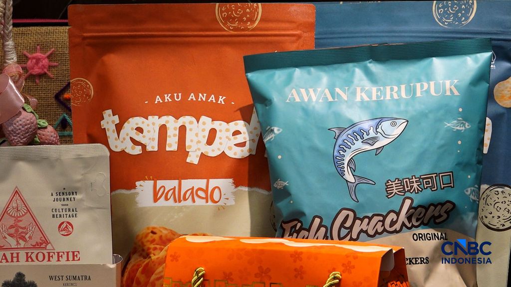 Menteri Perdagangan, Budi Santoso memperkenalkan Kerupuk Palembang Pilihan Bu San Sukses Ekspor. (CNBC Indonesia TV)