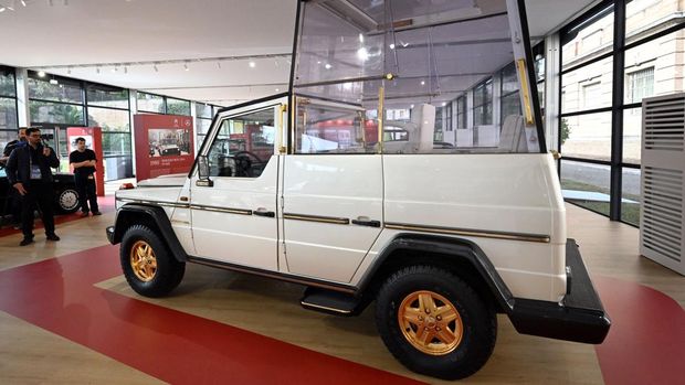 Mobil kepausan Mercedes-Benz 230 G tahun 1980 dipamerkan dalam pameran, ‘Satu Abad Mobil Kepausan,’ di Vatikan pada 28 Oktober 2026, menandai seratus tahun sejak mobil Mercedes-Benz pertama dikirimkan kepada Paus Pius XI pada tahun 1930. Mercedes-Benz 230 G dikembangkan untuk kunjungan Paus Yohanes Paulus II ke Jerman pada tahun 1980 dan memperkenalkan konsep kendaraan yang sepenuhnya baru. Mobil kepausan Mercedes-Benz 230 G tahun 1980 dipamerkan dalam pameran, ‘Satu Abad Mobil Kepausan,’ di Vatikan pada 28 Oktober 2026, menandai seratus tahun sejak mobil Mercedes-Benz pertama dikirimkan kepada Paus Pius XI pada tahun 1930. Mercedes-Benz 230 G dikembangkan untuk kunjungan Paus Yohanes Paulus II ke Jerman pada tahun 1980 dan memperkenalkan konsep kendaraan yang sepenuhnya baru. (Vandeville Eric/ABACA via Reuter/Vandeville Eric/ABACA)