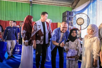 Walkot Pekanbaru Serahkan Langsung Seragam Gratis untuk Siswa SD-SMP - Infolitik