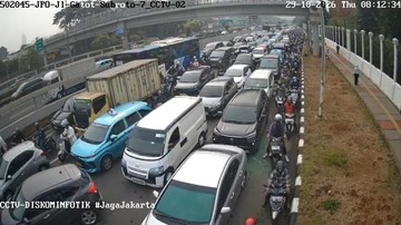 Penampakan Macet Mengular di Depan DPR Imbas Kecelakaan 2 Truk - Infolitik