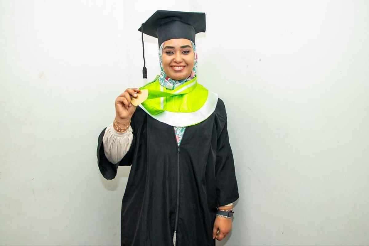 Kisah Yusra, Wisudawan Unesa Asal Sudan yang Riset Demi Korban Perang