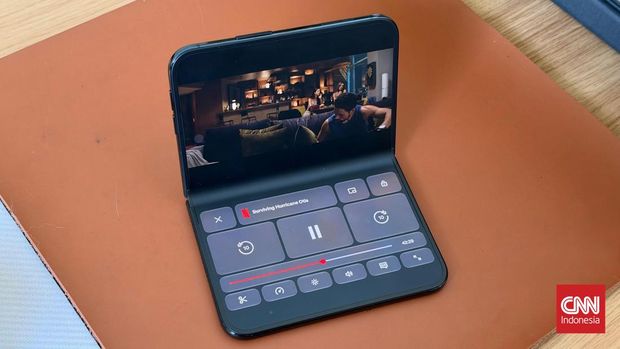 iPhone Duo hands-on iPhone Duo resmi dirilis di Indonesia, Jumat (30/10).