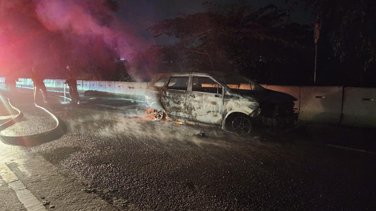 Minibus Ludes Terbakar di Tol Jagorawi Diduga Korsleting