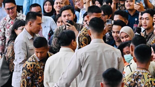 Presiden Prabowo Subianto kembali ke Jakarta menggunakan Kereta Cepat Whoosh. (dok.Laily Rachev-Biro Sekretariat Presiden) Presiden Prabowo Subianto kembali ke Jakarta menggunakan Kereta Cepat Whoosh. (dok.Laily Rachev-Biro Sekretariat Presiden)