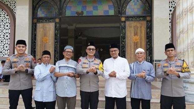 Wakapolda Jateng Temui Ulama, Jelaskan Penggeledahan di Kasus Perusakan Warung Mi Babi Wakapolda Jateng Brigjen Andi Herindra Rahmawan bertemu dengan para tokoh agama untuk memberikan penjelasan terkait penggeledahan pondok pesantren (ponpes) berkaitan dengan pengembangan perkara pembakaran dan perusakan warung Mi Babi Tepi Sawah di Sukoharjo.
