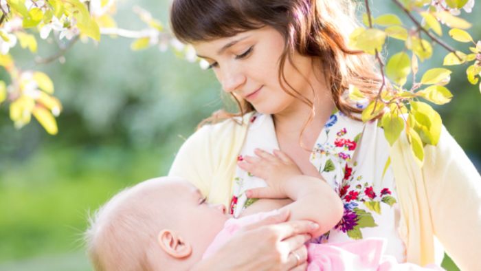 Haruskah Ibu yang Alami Mastitis Berhenti Menyusui?