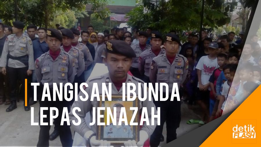 Isak Tangis Ibu Lepas Jenazah Imam Gilang Adinata