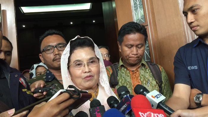 Siti Fadilah Supari Nangis Saat Bacakan Eksepsi