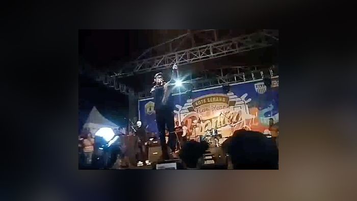 Dilempar Botol, Ini Video Young Lex Ngamuk di Panggung