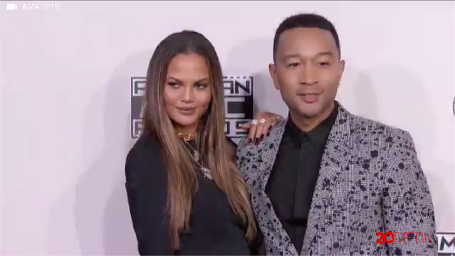 Pakai Busana Seksi Tanpa Underwear, Area Intim Chrissy Teigen Terekspos