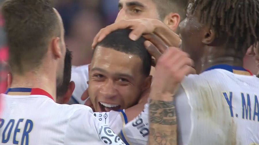 Gol Indah Depay dari Tengah Lapangan