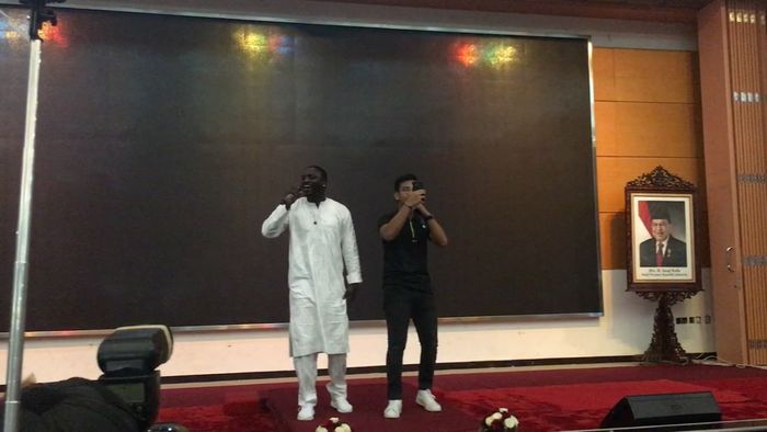 Akon Bikin Mini Konser di Kementerian Sosial