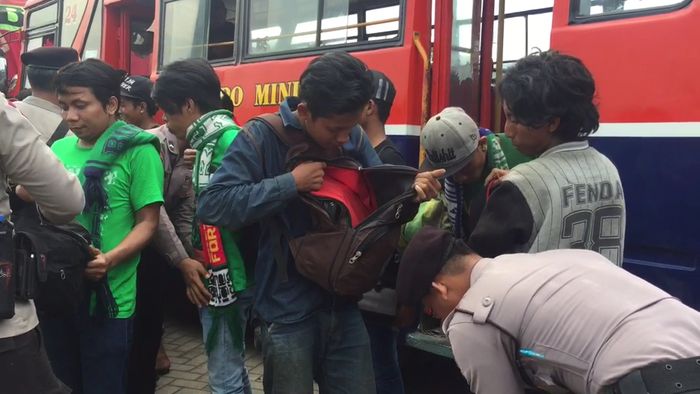 Bawa Sajam, 3 Bonek Diamankan Polisi