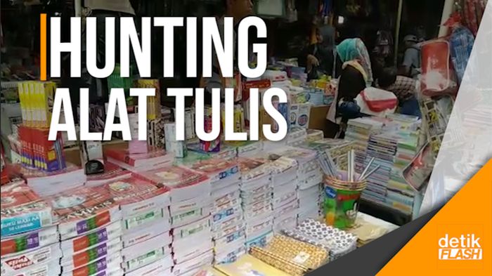 Lapak Pedagang Perlengkapan Sekolah di Pasar Asemka Diserbu