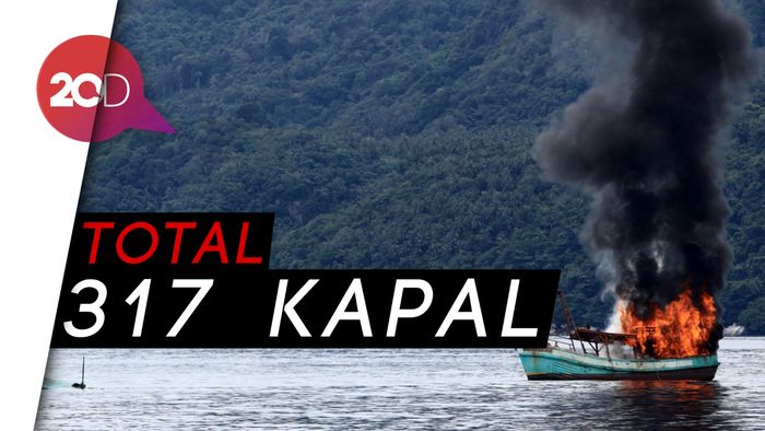 Momen Epik Menteri Susi Tenggelamkan Kapal Ikan Ilegal