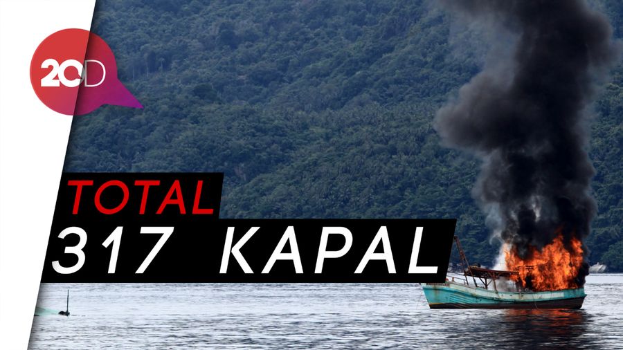 Momen Epik Menteri Susi Tenggelamkan Kapal Ikan Ilegal