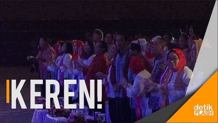 Aksi Jokowi Joget Maumere di Depan Ratusan Siswa SMU  