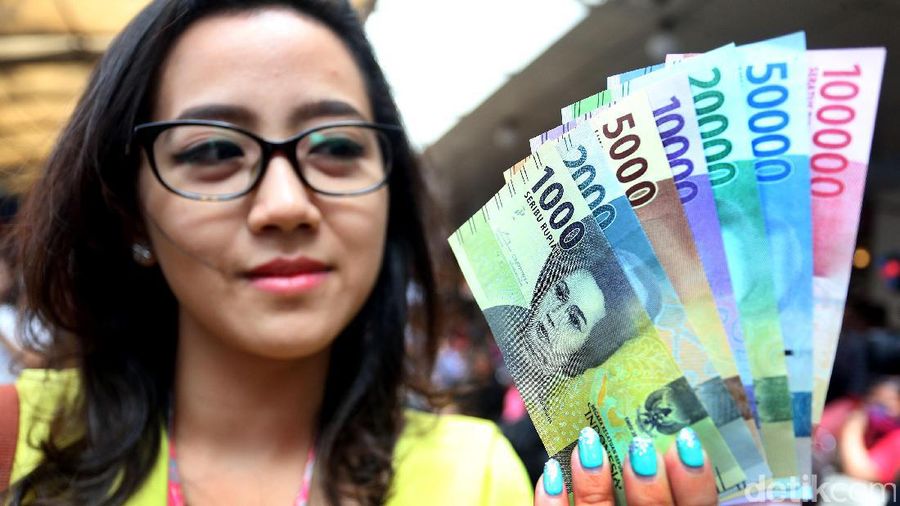 Antusiasnya Warga Tukar Uang Baru di Blok M Square