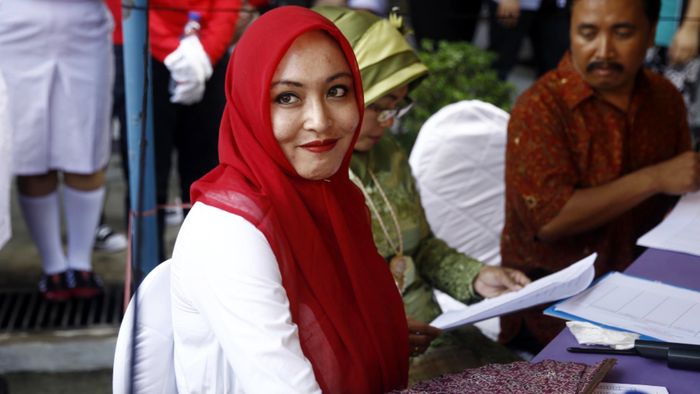 Gaya Hijab Warna-warni Angelina Sondakh