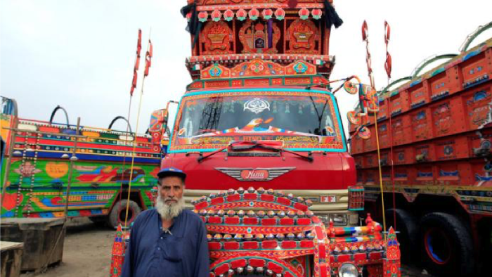 Cantiknya Truk Warna-warni di Pakistan
