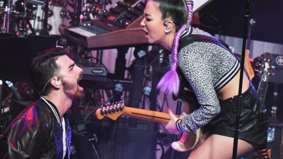 DNCE dan Panic! at the Disco Ramaikan Pre-Grammy Party 2017