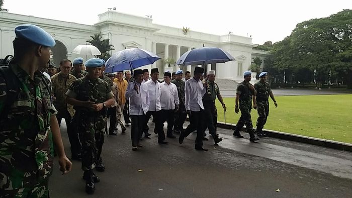 Dulu Jaket Bomber, Sekarang Payung Jokowi Bikin Heboh Netizen