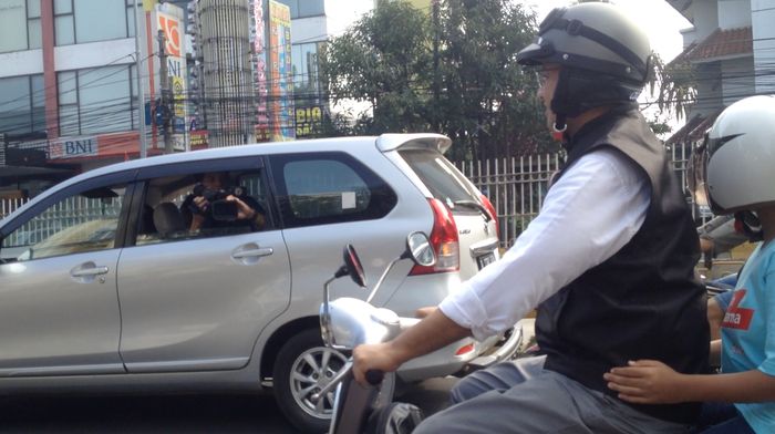 Anies Jalan-jalan Naik Vespa Kesayangannya