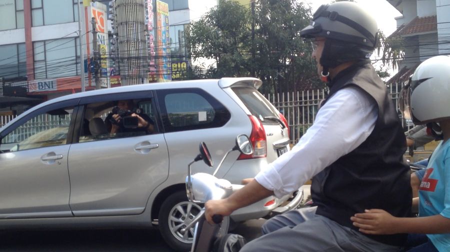 Anies Jalan-jalan Naik Vespa Kesayangannya