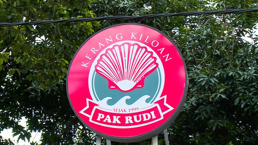 Nyam! Asyiknya Menyantap Kerang Kiloan Pak Rudi