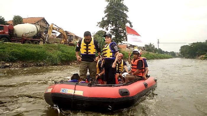 Annisa Pohan Temani Agus Kampanye, Basah-basahan di Ciliwung
