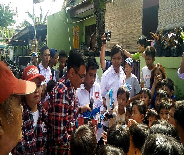 Bagikan Buku Tulis, Djarot Diserbu Anak-anak