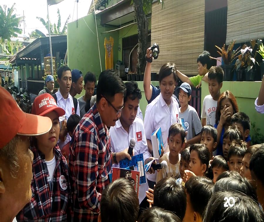 Bagikan Buku Tulis, Djarot Diserbu Anak-anak