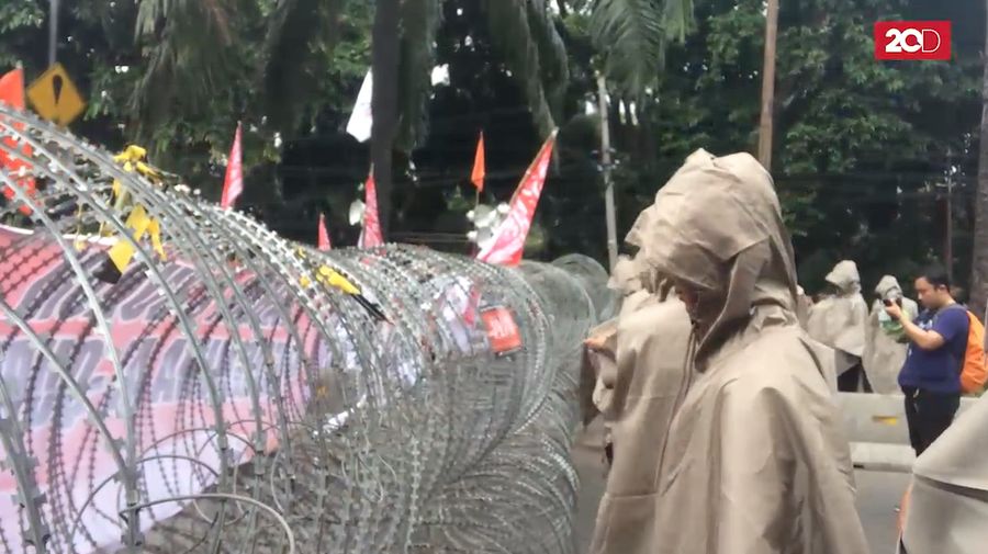 Diguyur Hujan, Massa Pro-Kontra Ahok Tetap Aksi