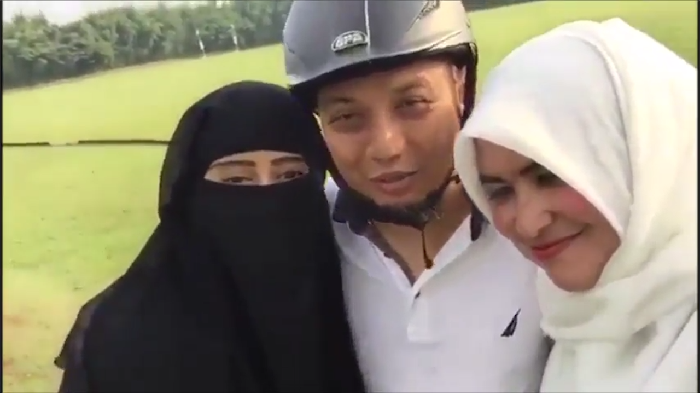 Potret Akur Poligami Ustaz Arifin Ilham