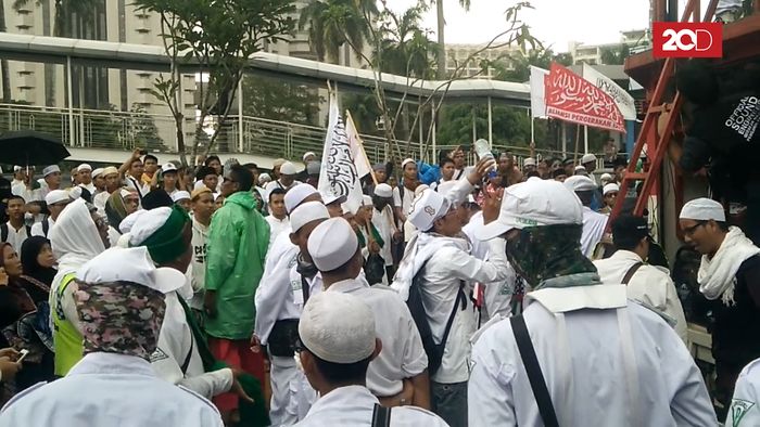 Diguyur Hujan Deras, Massa FPI Bertahan di Depan Polda