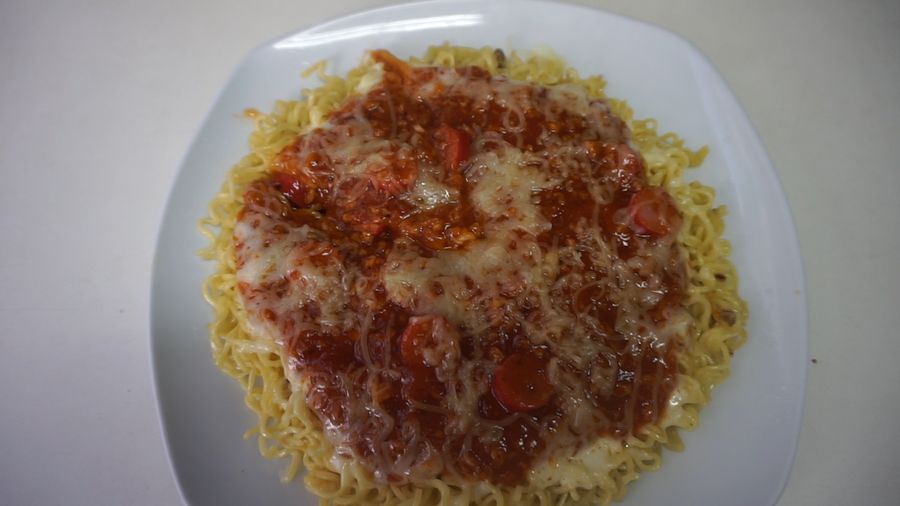 Membuat Pizza Mie Saus Bolognese dengan Keju Mozarella