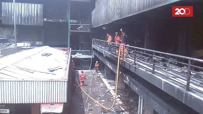 Pemadam Masih Siaga di Pasar Senen