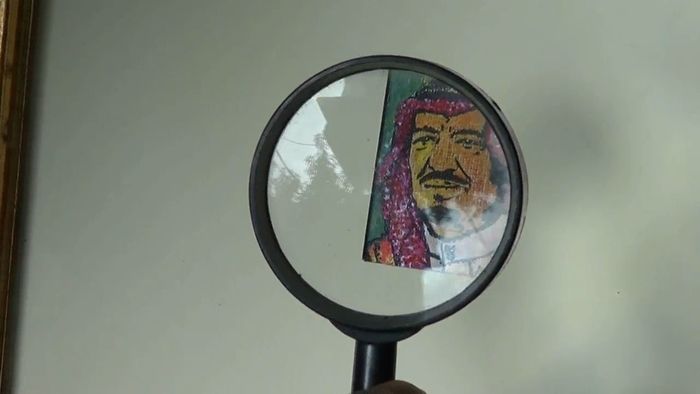 Seniman Pasuruan Ini Lukis Raja Salman dalam Ukuran Mini