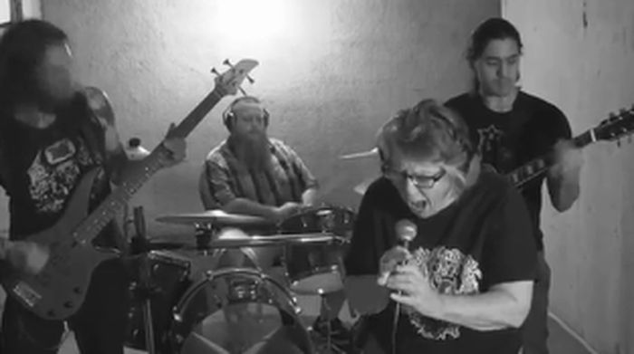 Keren! Nenek 68 Tahun Ini Jadi Vokalis Grup Band Rock 