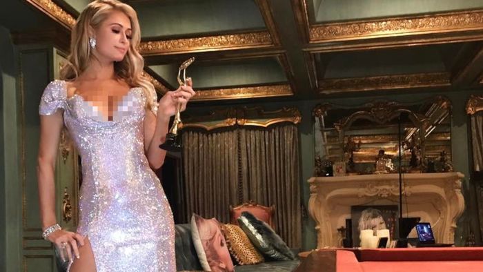 Paris Hilton Pakai Gaun Bertabur Swarovski Rp 3,6 Miliar