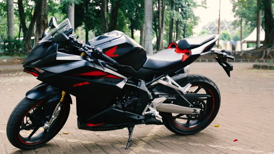 Menggeber CBR 250RR, Motor Sport Berbobot Ringan