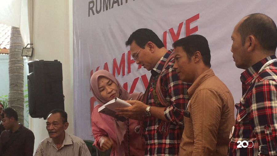Jadi Tersangka, Ahok Tetap Tanggapi Curhat Warga