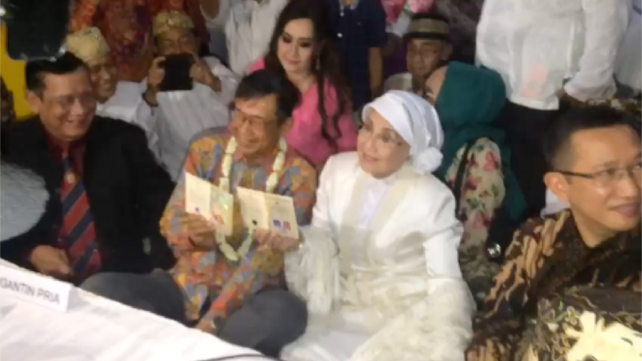 Sah! Nani Widjaja Resmi Jadi Istri Ajip Rosidi