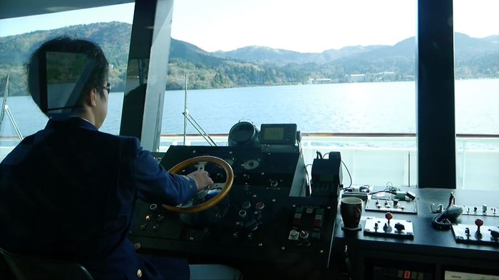 Asyiknya Berlayar di Danau Ashi Jepang Saat Musim Gugur