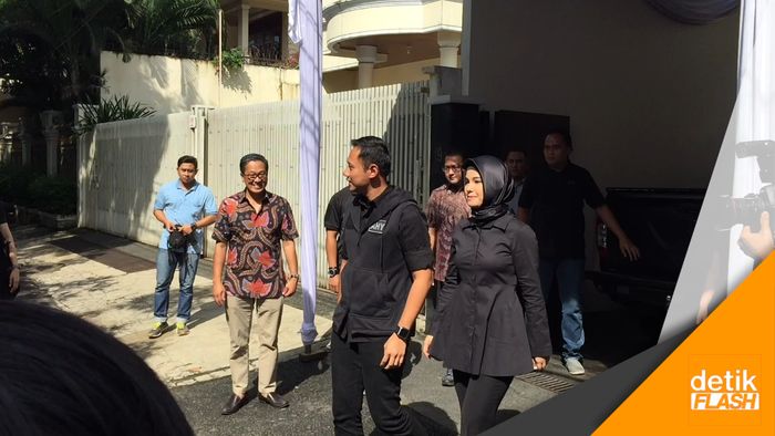 Nyoblos di TPS 06 Rawa Barat, Agus Yudhoyono Berserah Diri