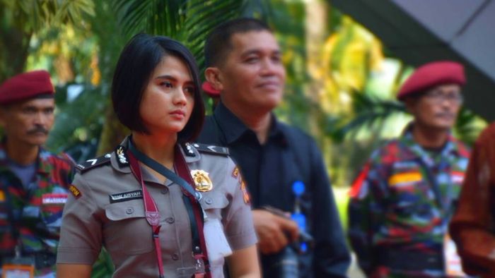 Di Tengah Teror Bom Bandung, Polwan Cantik Ini Curi Perhatian Netizen